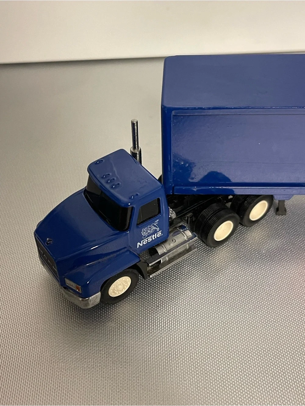 PENJOY Nestle Crunch Mack Tractor Trailer 1:64 Scale Diecast Promotional Model